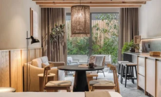 Suite with a dining table, kitchenette, and garden terrace at ONTO Álvaro Obregón