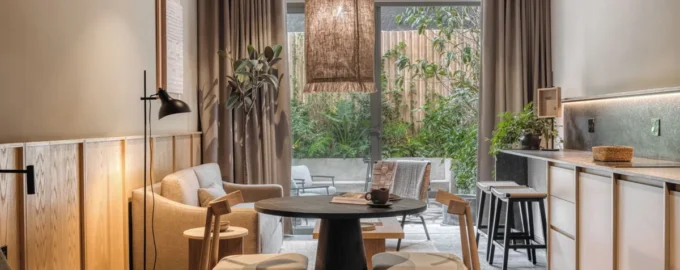 Suite with a dining table, kitchenette, and garden terrace at ONTO Álvaro Obregón